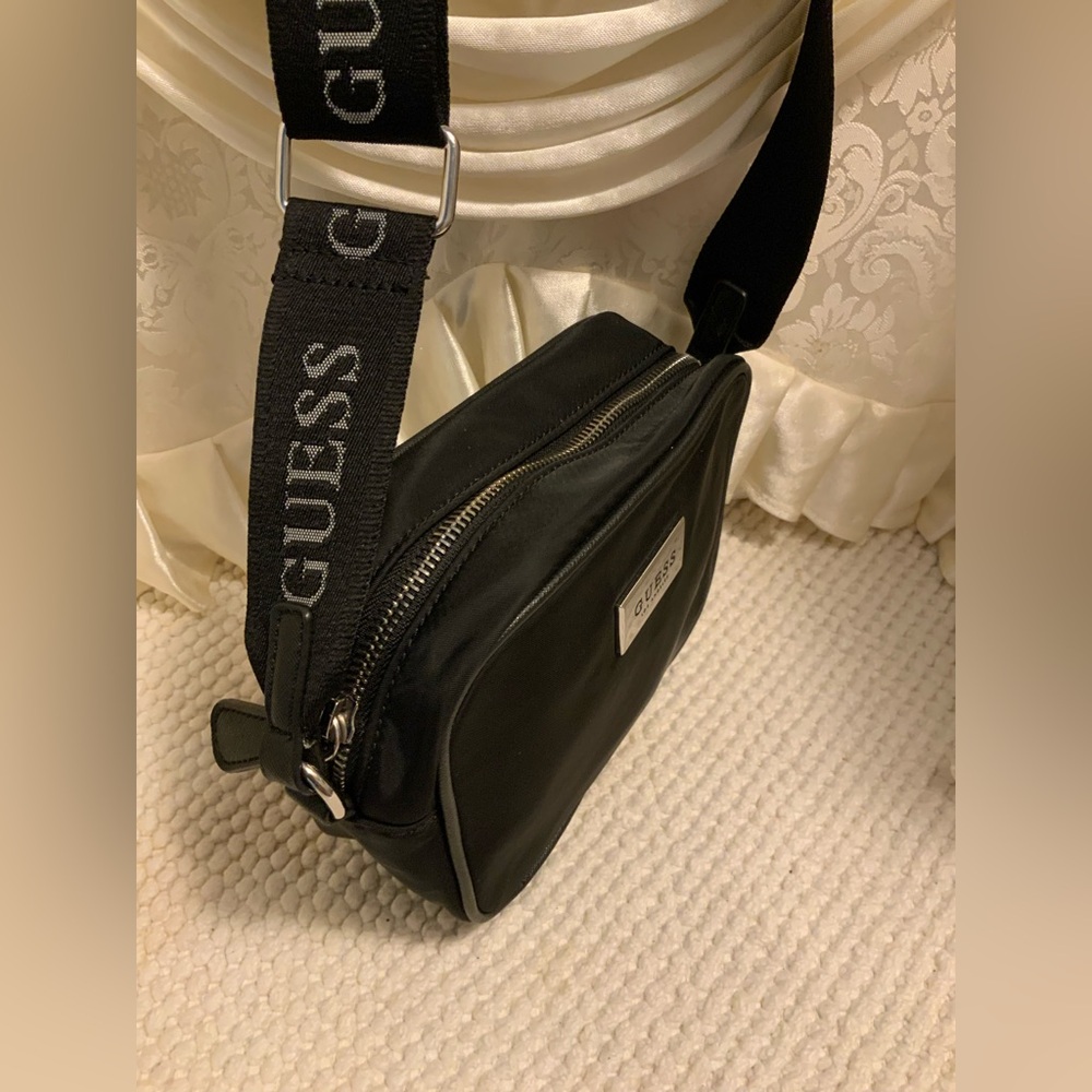 GUESS - Picture 4 of 9